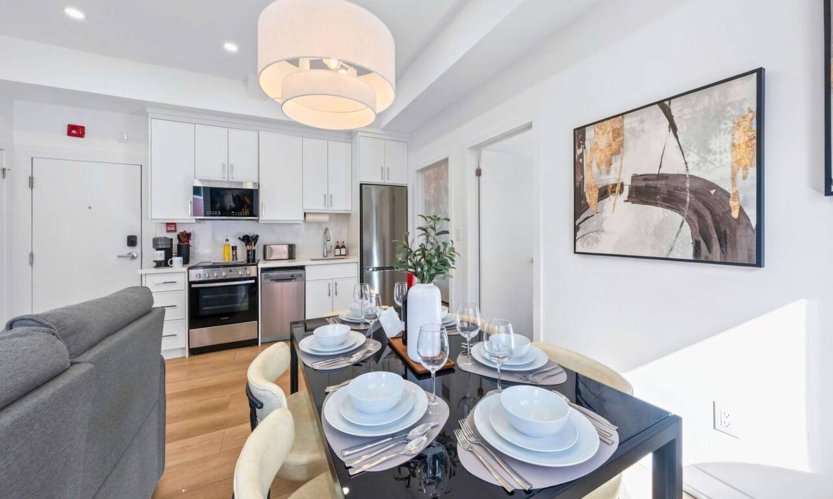 Grange Park Hotel | The McCaul | Spacious Suite Near Chinatown