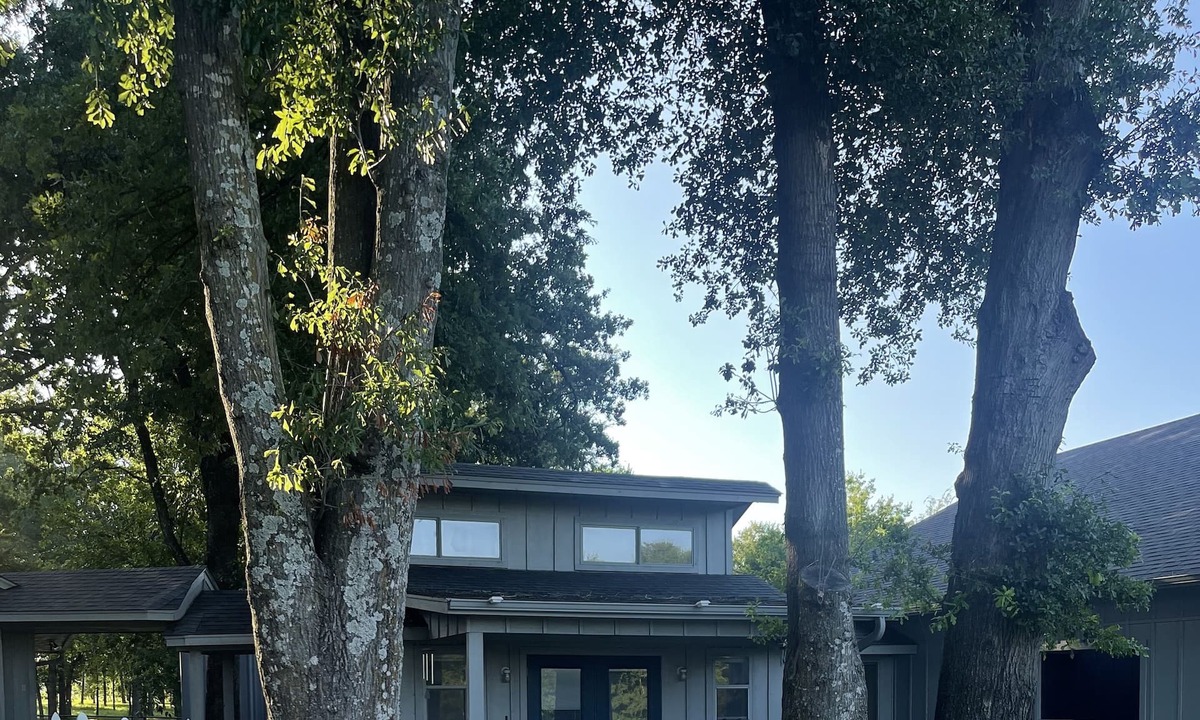 Paris House | The Paris house is an amazing home on 16 acres inside city limits of Paris Tx