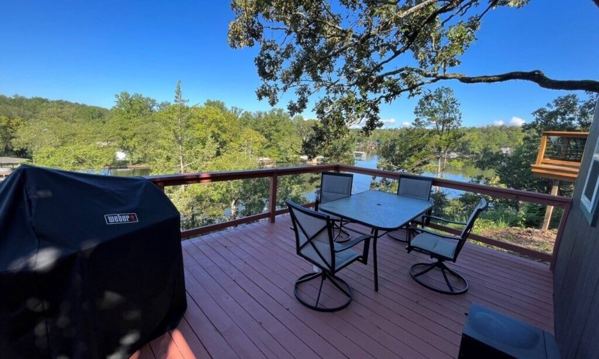 Royal Cabin | The Redbud ~ Cabin Seventeen ~ Lake View ~ Pet Friendly