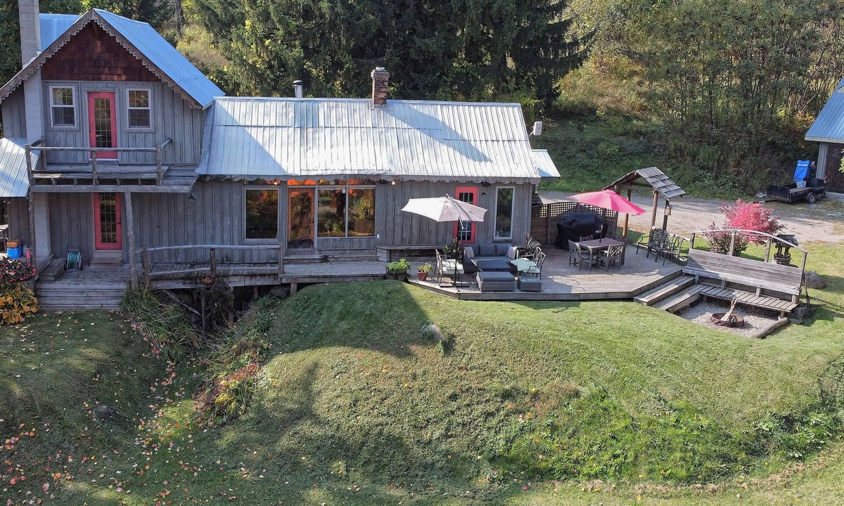 Mulmur House | The Sheds: Victorian Farmhouse 8BR Ski-In Ski-Out Chalet - Mansfield Ski club