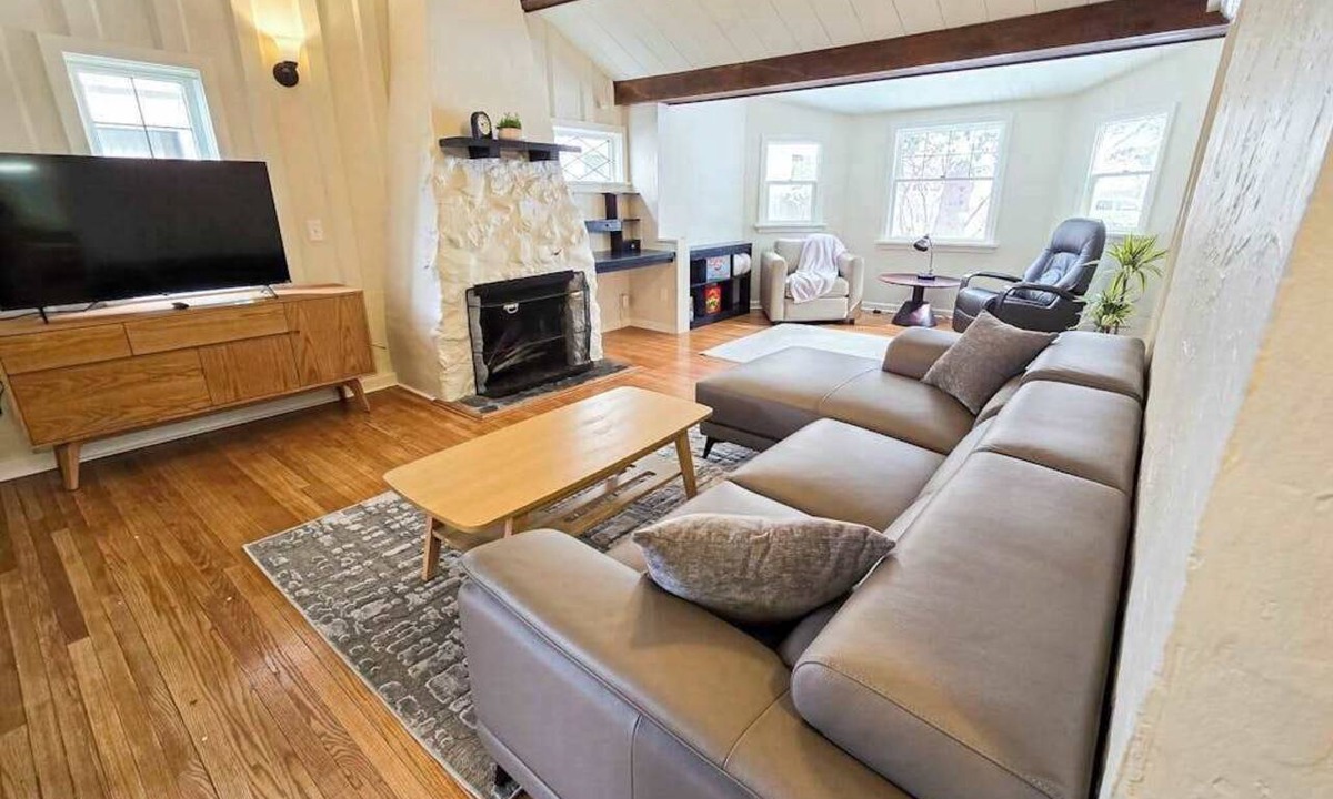 Downtown Anchorage House | The Solstice House | Classic 4BR Downtown