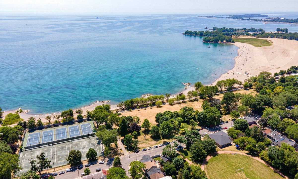 The Beaches House | The Woodbine Beach House ✔450 yds from Woodbine & Kew Beach✔1 BDR Condo✔Sleeps 4
