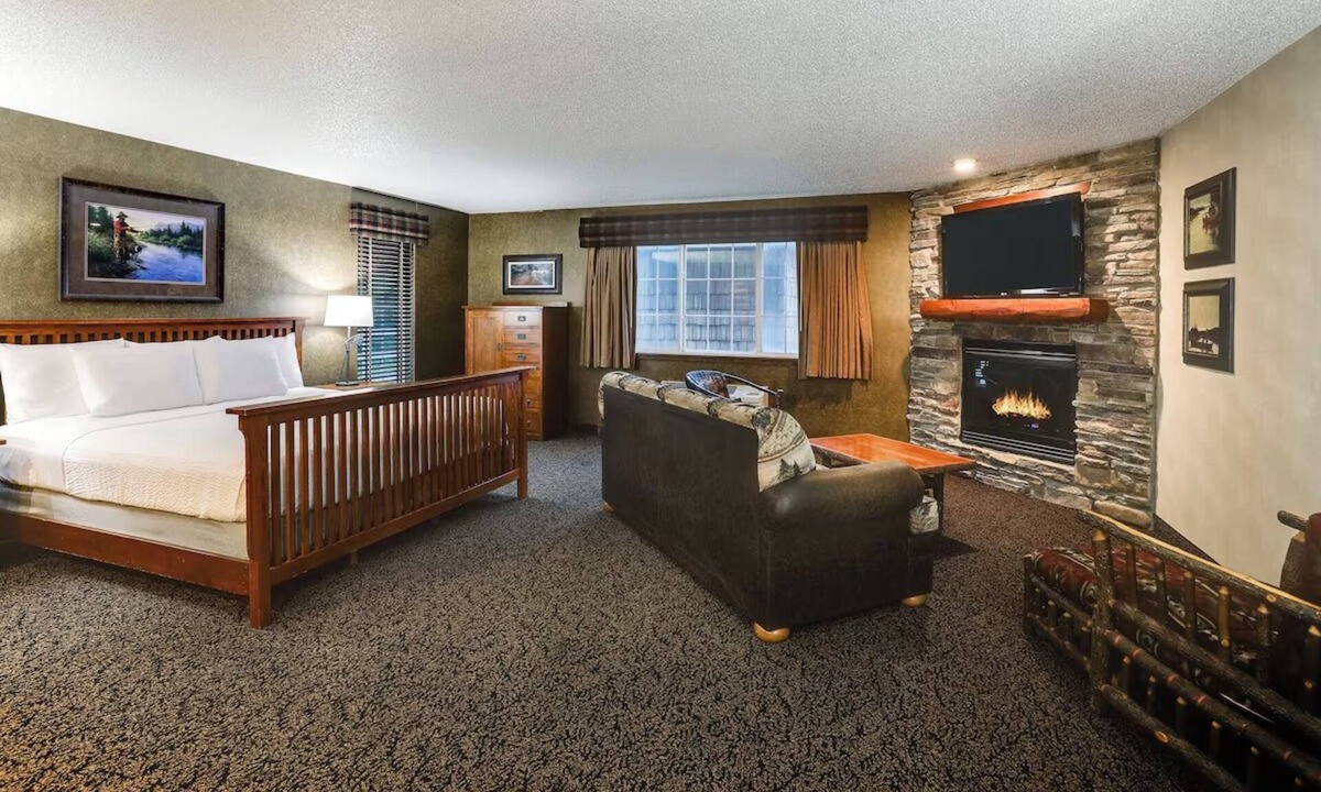 St. Joseph Hotel | Theme Suite with Whirlpool, Stoney Creek St. Joseph, Heated Pool