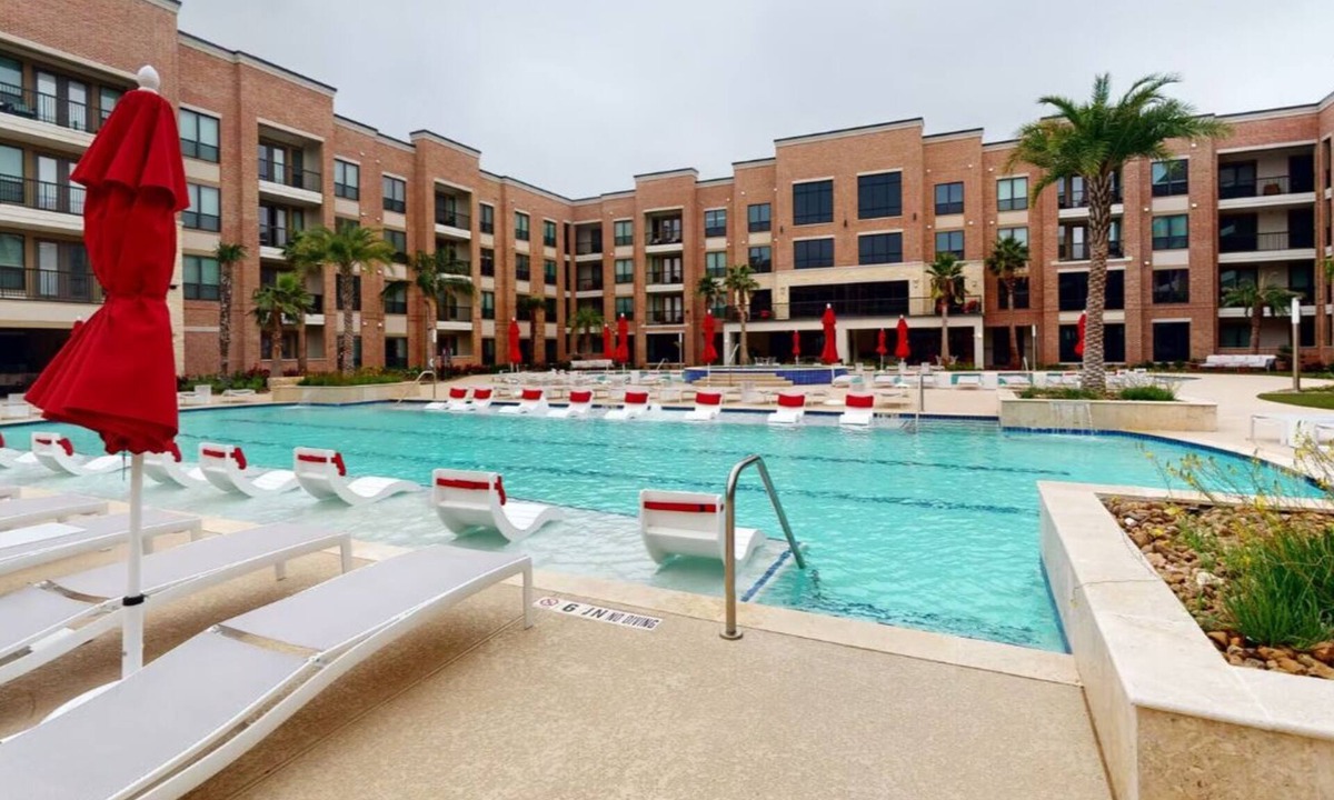 Katy Apartment | This apt located at 4th floor with lake view and 2 minutes from katy mills mall