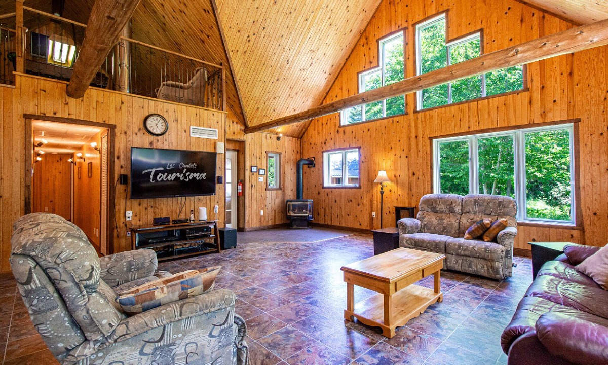 Saint-Raymond Ski Chalet | This rustic chalet has 3 bedrooms and can accommodate up to 8 people.