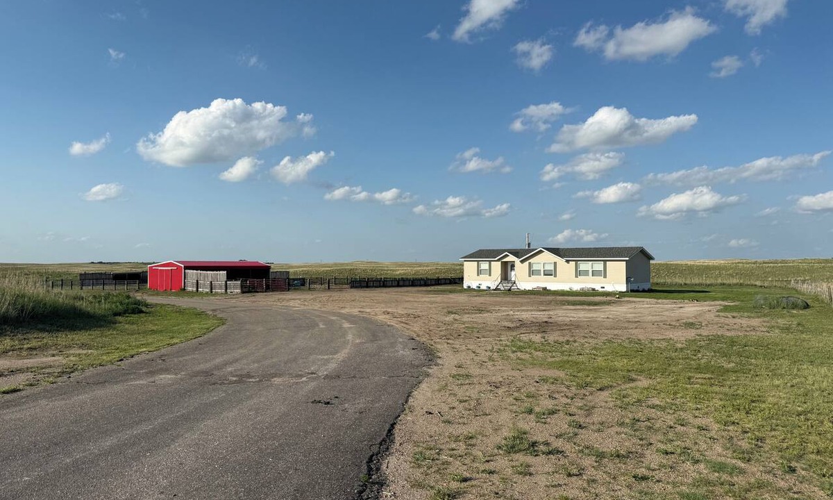 Valentine House | Three Bedroom, Two Bathroom Home with Barn & Corrals
