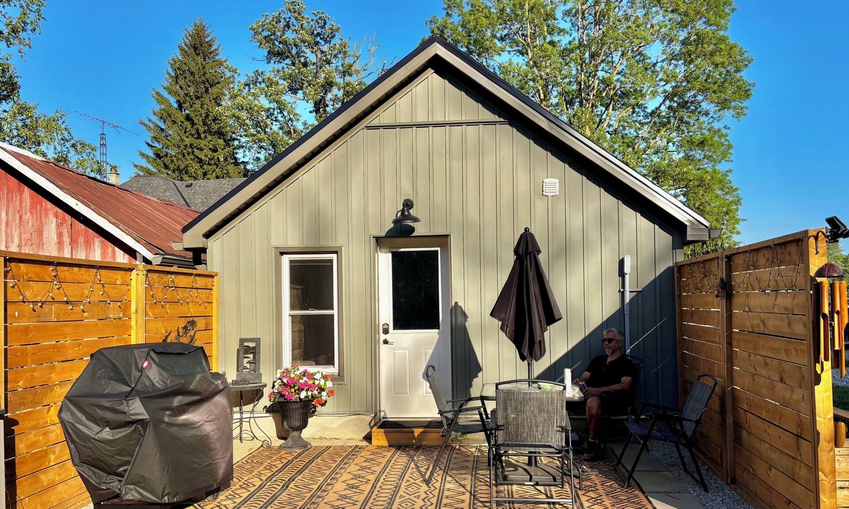 Bothwell House | Tiny home, private yard, fire pit. 3-30 mins to attractions & conveniences