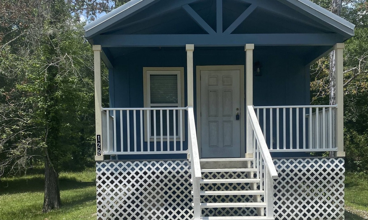 Cleveland House | Tiny home with amenities!