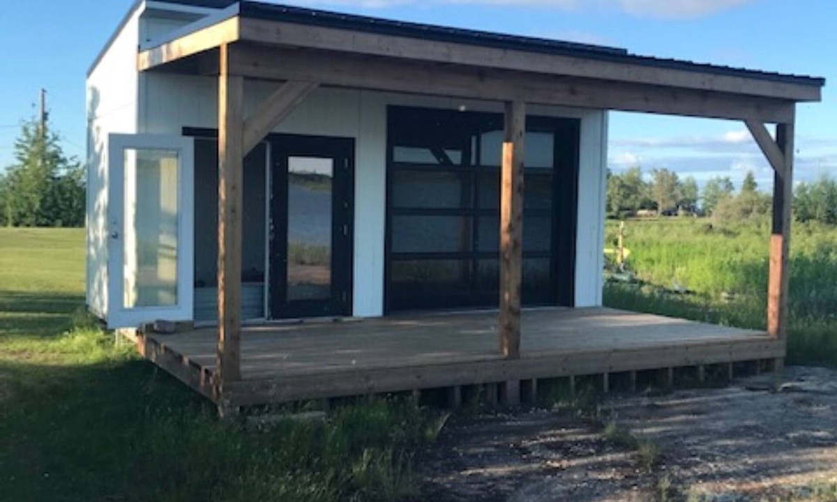 Little Bullhead Apartment | Tiny lakefront cabin at Loon Straits on Lake Winnipeg. Perfect for couples!