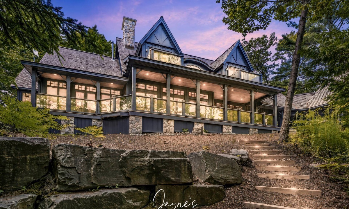 Muskoka Lakes Cottage | Traditional 6 bed 5 bath cottage on Lake Joseph with boathouse & pickleball!