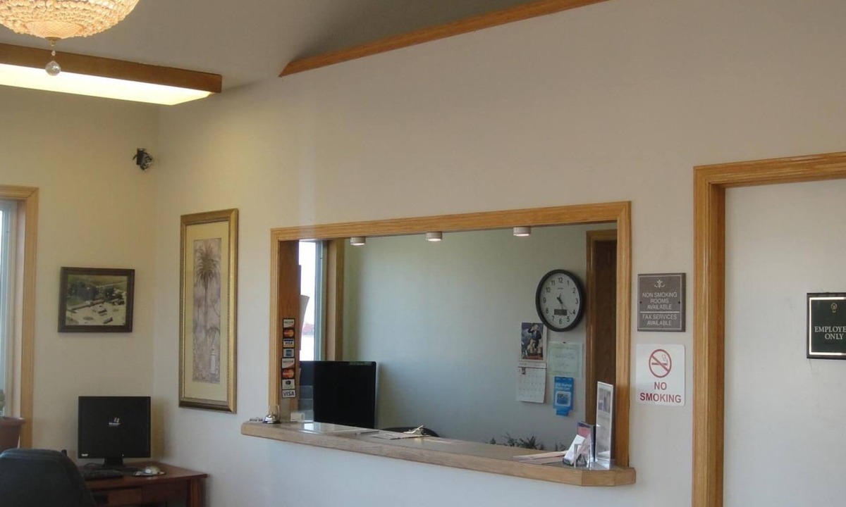 South Hutchinson Hotel | Trails West Motel