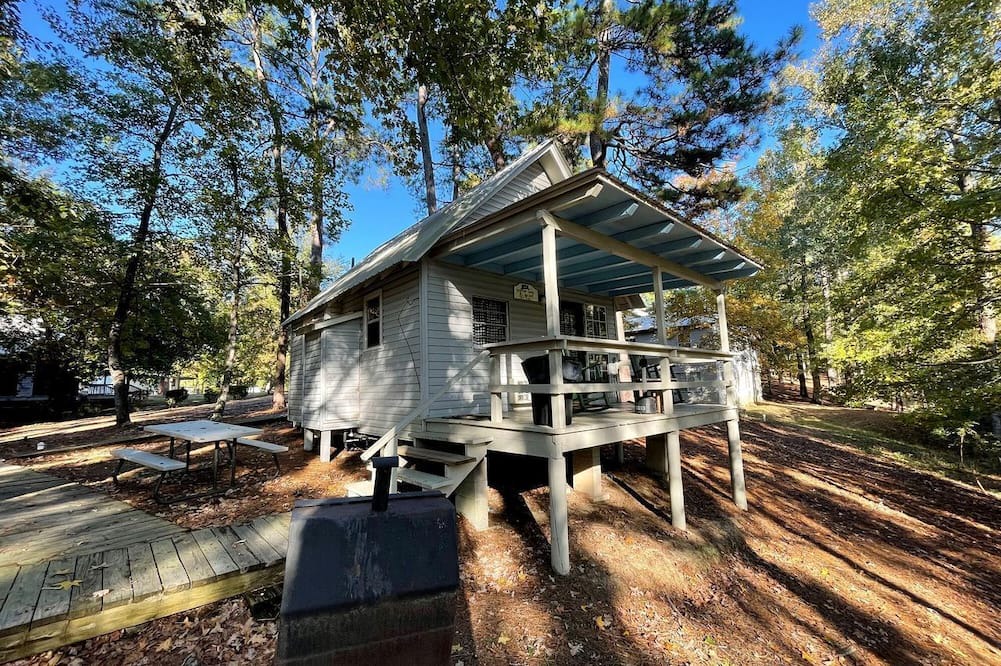Zwolle Cabin | Tranquil Cabin Retreat with Private Pond and Outdoor Deck near Zwolle, Louisiana