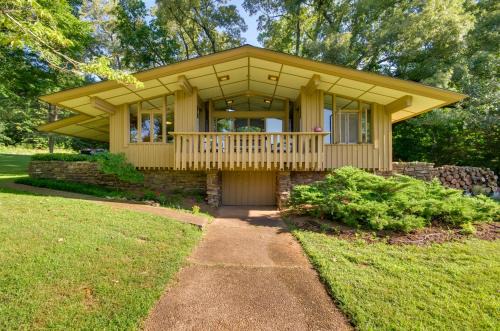 Hardy House | Tranquil Mid-Century Modern Cottage w/Forest View
