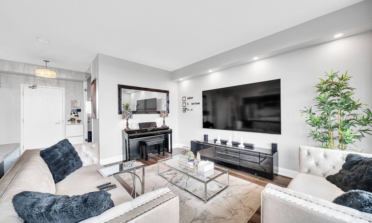 Fort York Condo | Trendy Chic Condo Getaway with Free Parking