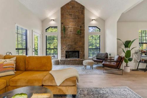 Tulsa House | Turkey Mountian Trailside by Tulsa Getaways