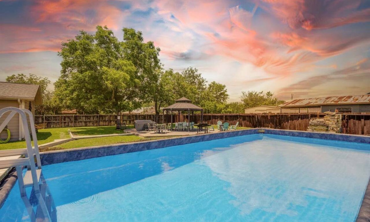Blanco House | Two Houses, POOL, shared backyard 8bed/4bath