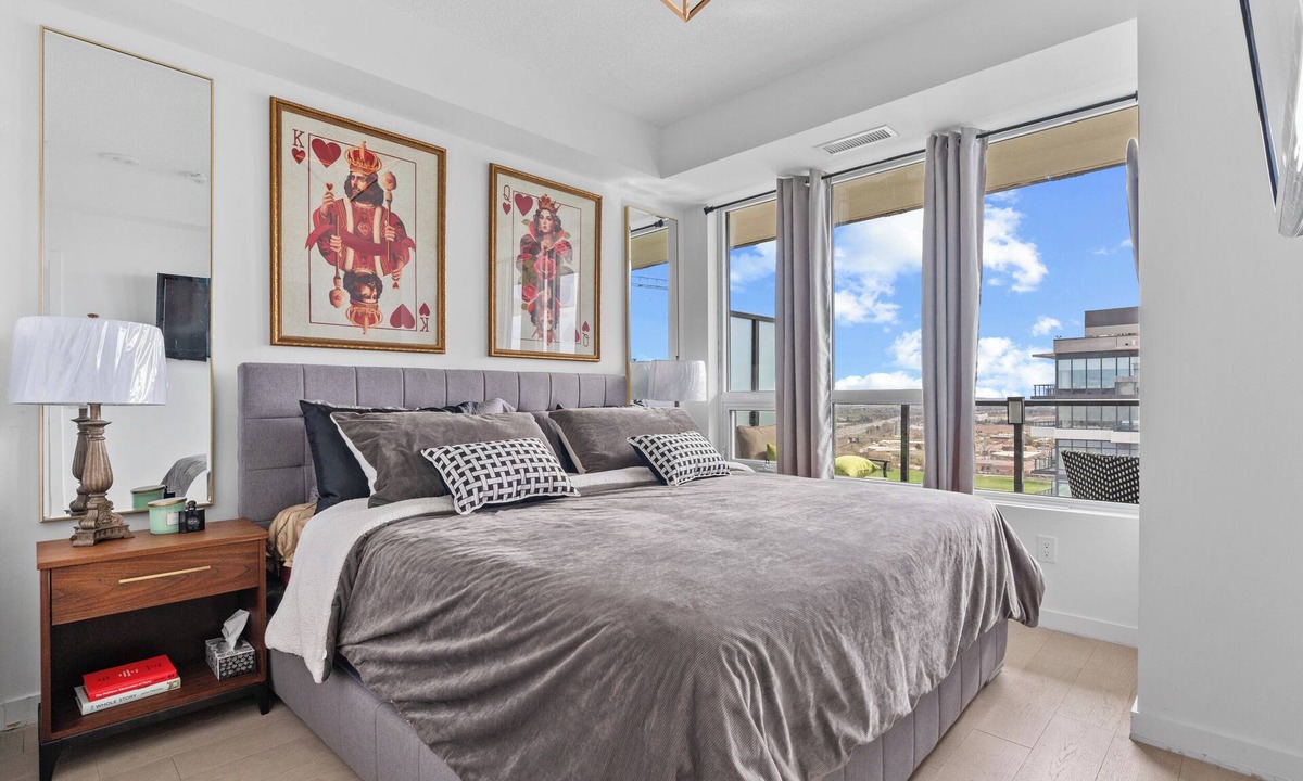 Pickering Condo | UltimateKING&QUEEN,PrivateBalcony, FreeParking complimentary VintageItalianWine