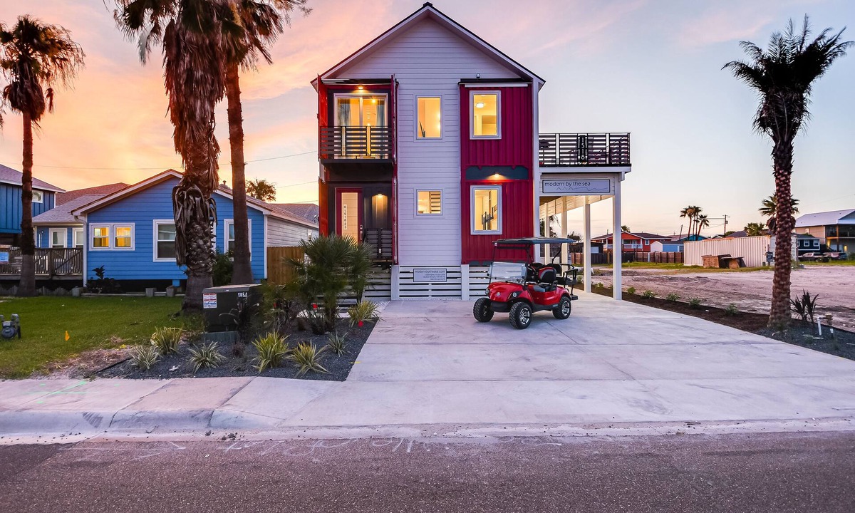Shibui Sands House | Unique container home in Port Aransas located only two blocks to the beach! Sle