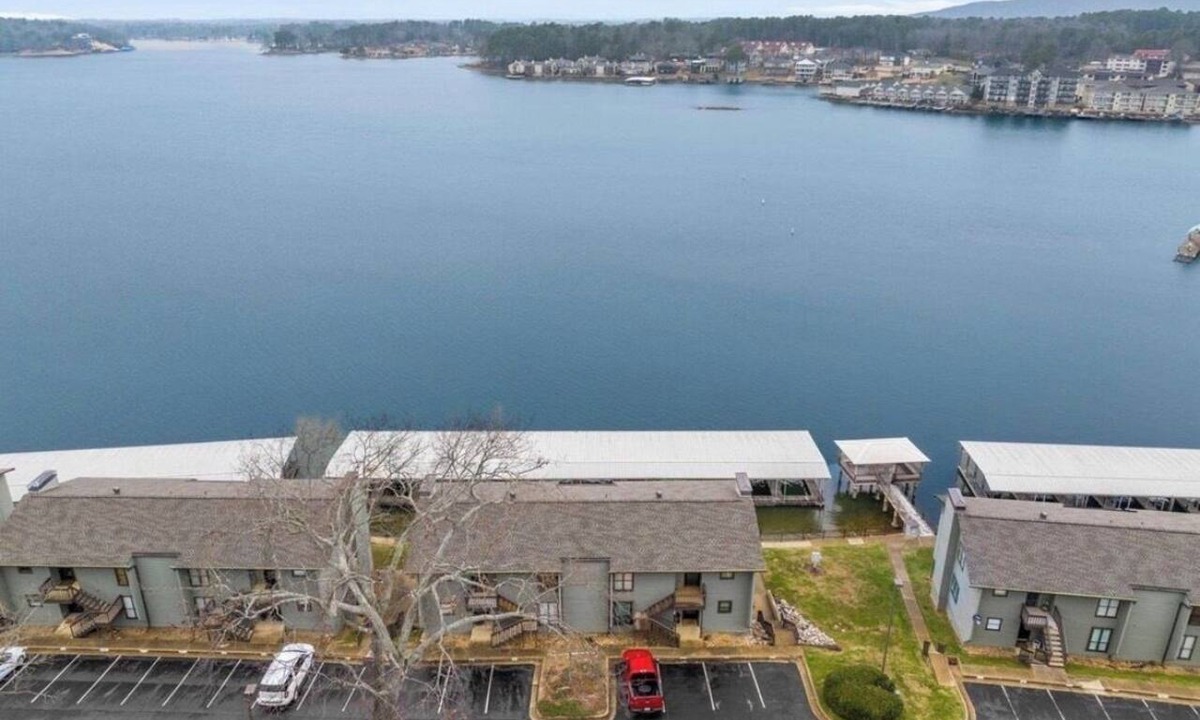 Lake Hamilton Condo | Updated 2 Bed 2 Bath Condo on beautiful Lake Hamilton 7 minutes from Oaklawn!