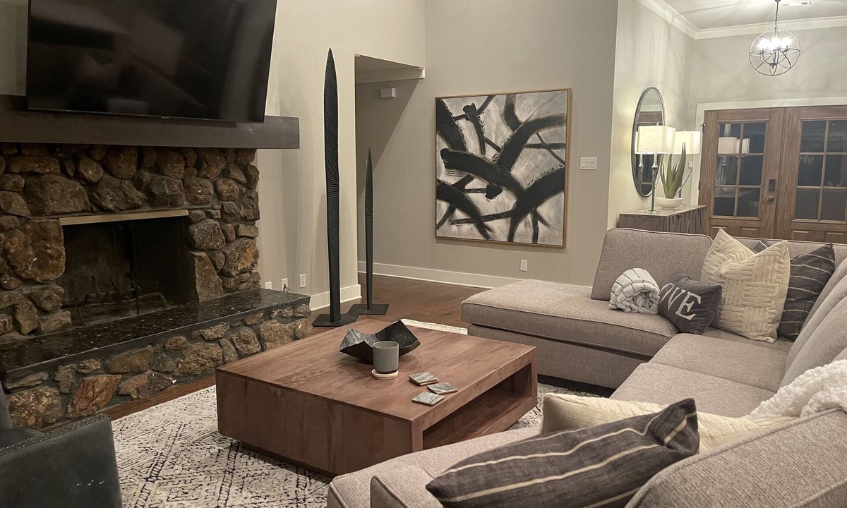 Mid America House | Updated lakefront home that has it all