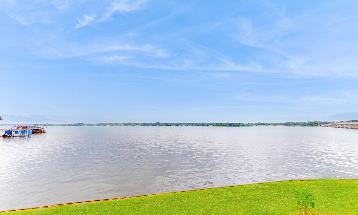 Malakoff House | Updated Townhouse with Lake View, Private W/D, Dog Friendly