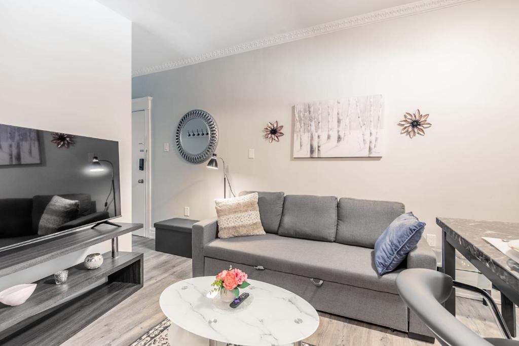 Central Hamilton Apartment | Upscale 2BR Apt w King Bed & Netflix