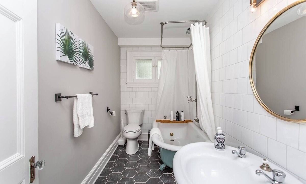 Old Town Historic District House | UPSCALE DOWNTOWN CHARM BY SHAW HIGH QUALITY BEDS