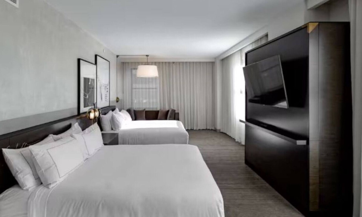Downtown Des Moines Hotel | Upscale Downtown Des Moines Retreat in a Historic Landmark Hotel - 2 Units