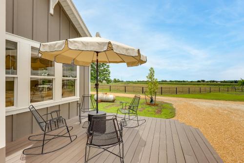 Milam County House | Upscale Home on 120 Acres: Near Wedding Venues!