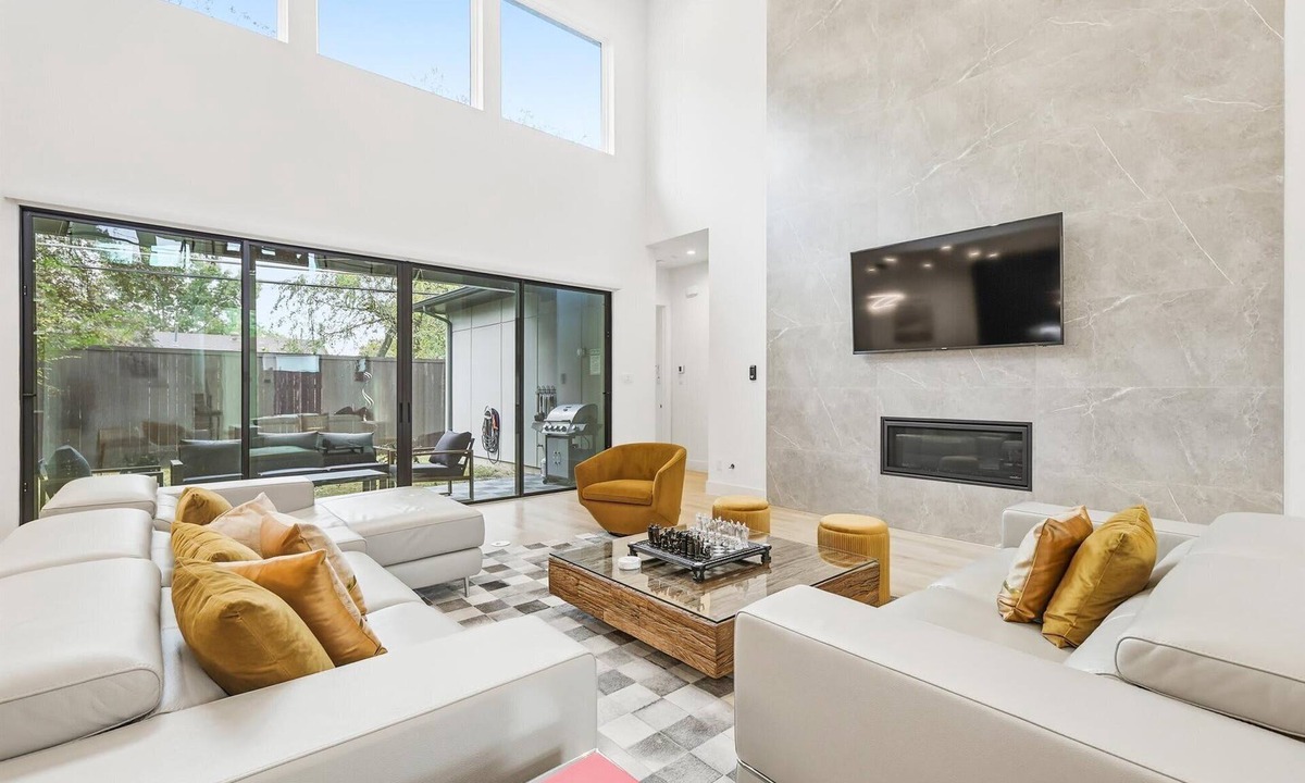 Northwest Dallas House | Upscale Modern Living - 4BD, 4BA, Backyard & Cinema