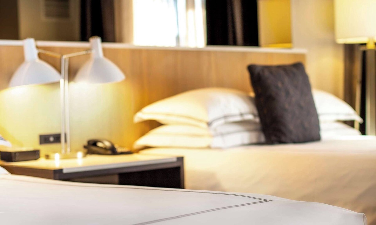 Bloor-Yorkville Hotel | Urban Sophistication: Spacious Rooms, Close to Arts Scene and Attractions