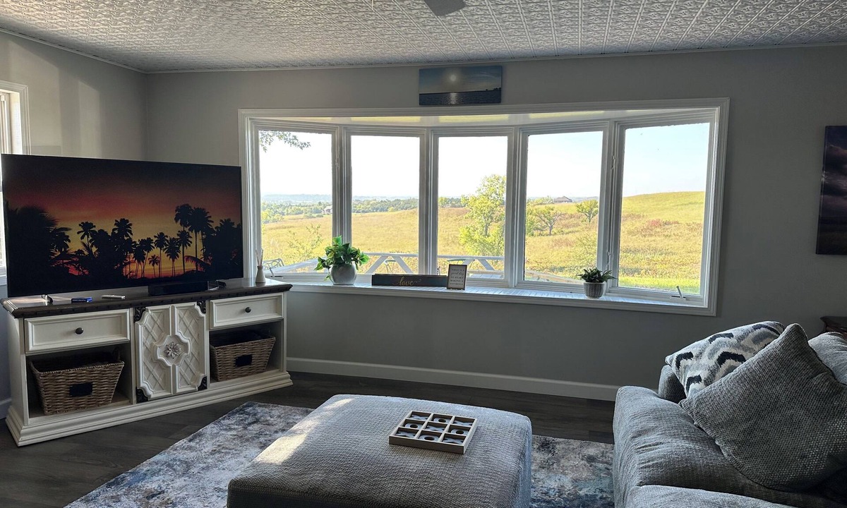 Manhattan House | Valley View Hideaway - Charming 2-bedroom house
