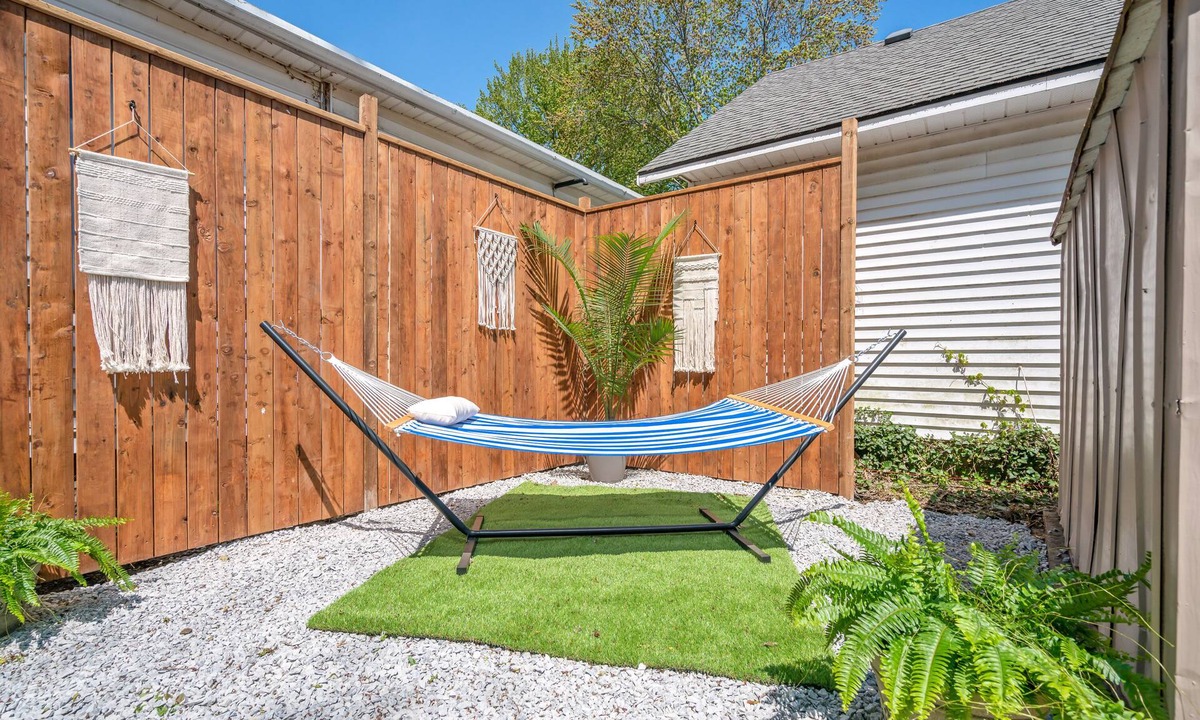 Crystal Beach House | Very Short 300 meter walk to the beach