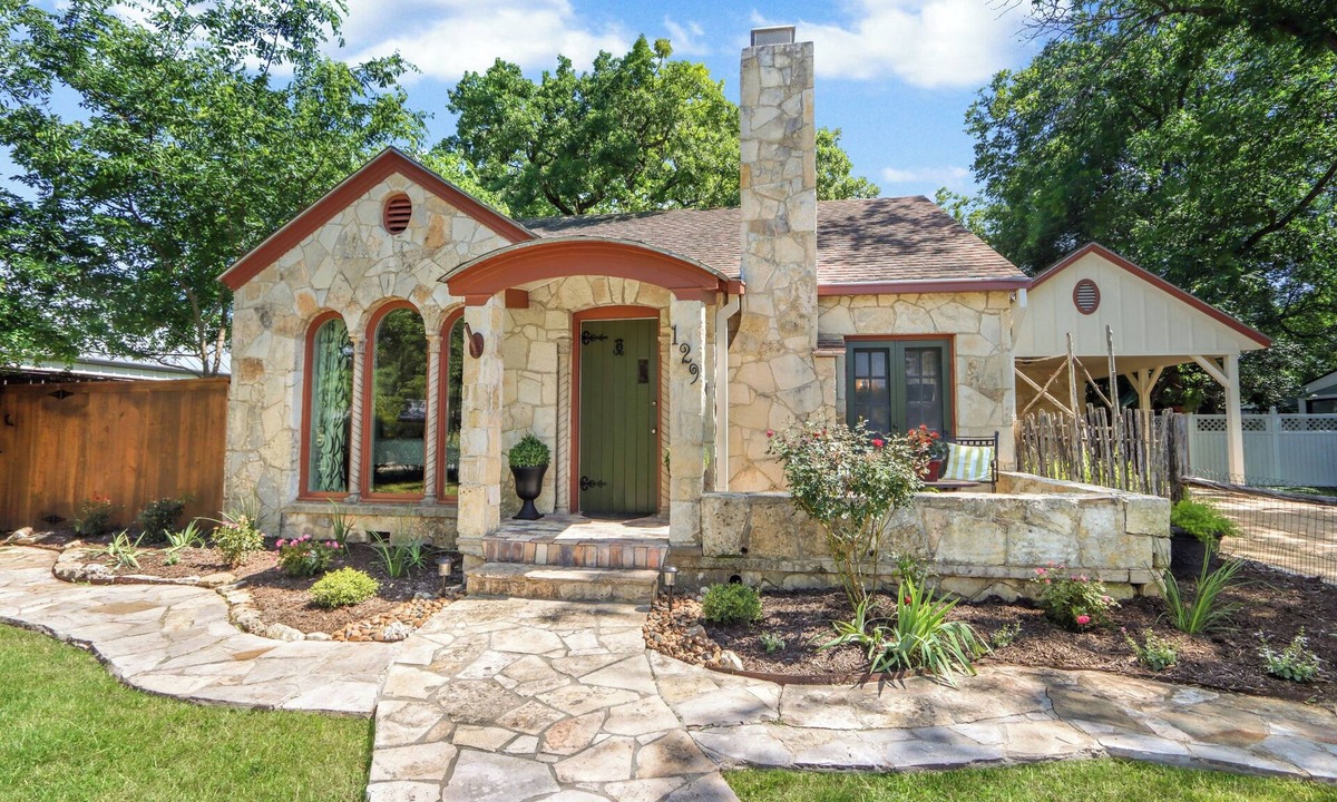 Boerne House | WALK EVERYWHERE, steps to Historic Downtown Boerne, 1920's cottage sleeps 4!