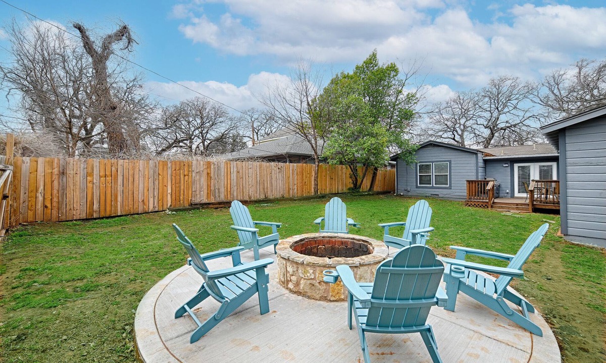 Central Arlington House | Walk to AT&T Stadium! | Dream City Retreat | 3BR/2BA w/Firepit & Modern Comforts
