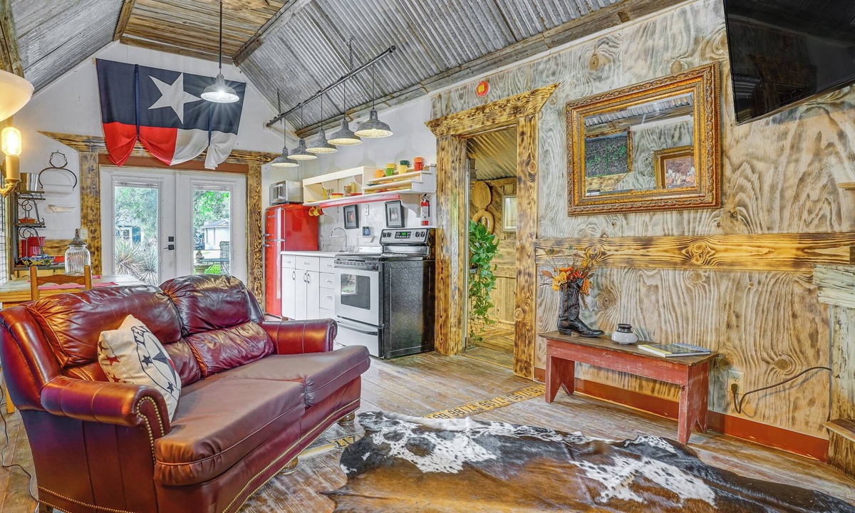 Granbury Cottage | Walk to Granbury Square & Beach! 'Texas Cottage'