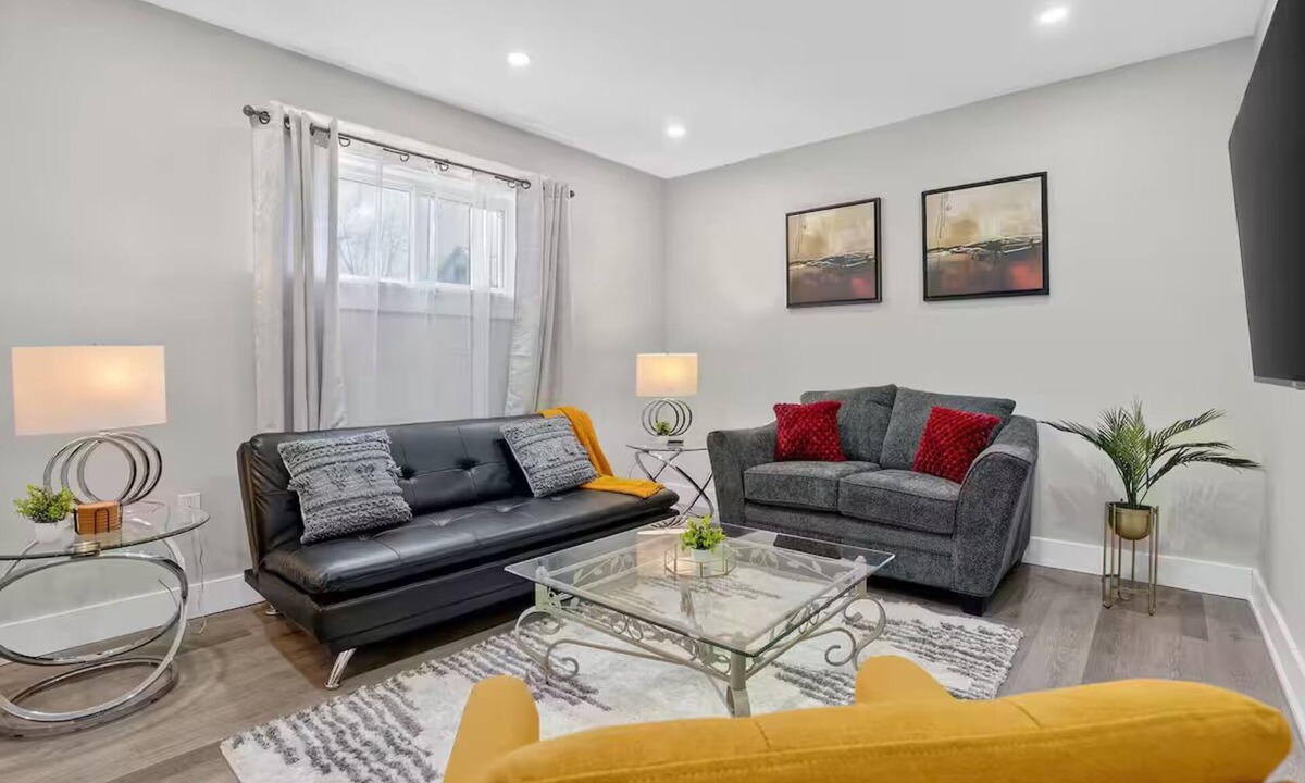 Kitchener Apartment | Walkable to DT | Suits Large Grps | 2 Parking spot