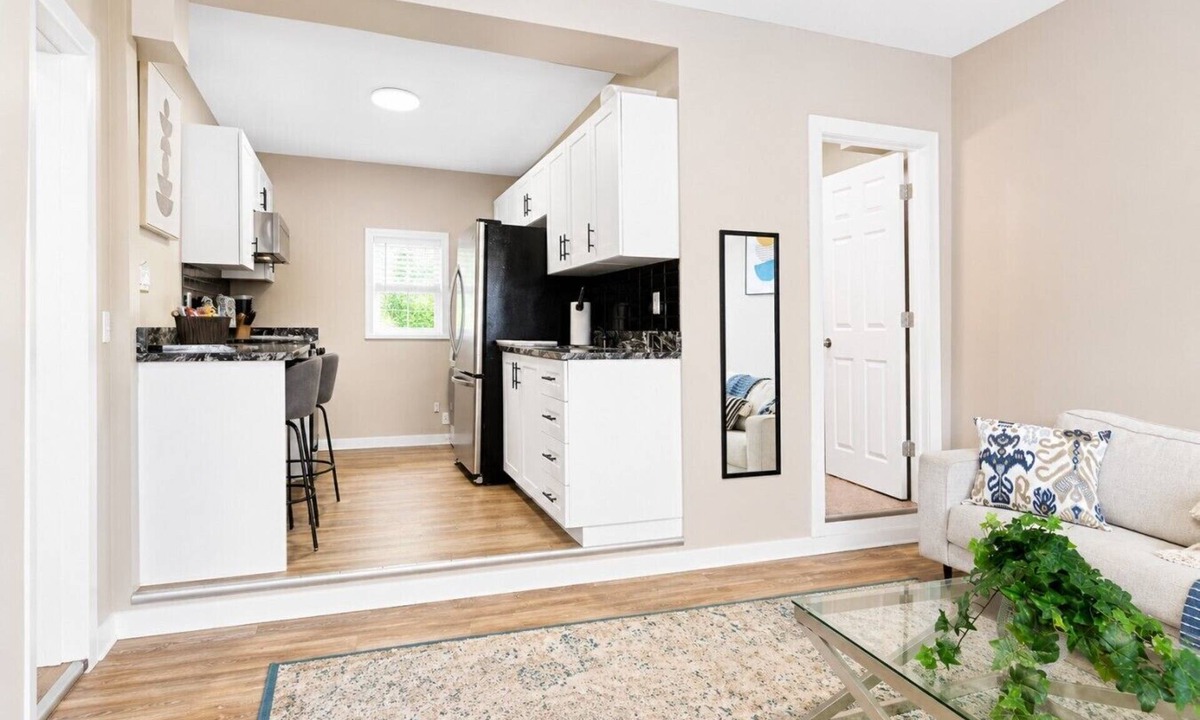 Walkerville Apartment | Walkerville 1BR Suite | Parking, Laundry & WiFi