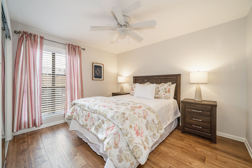 Lake Hamilton Condo | *WATER VIEW* Adorable 2 bedroom 2 bath condo with private boat slip and pool