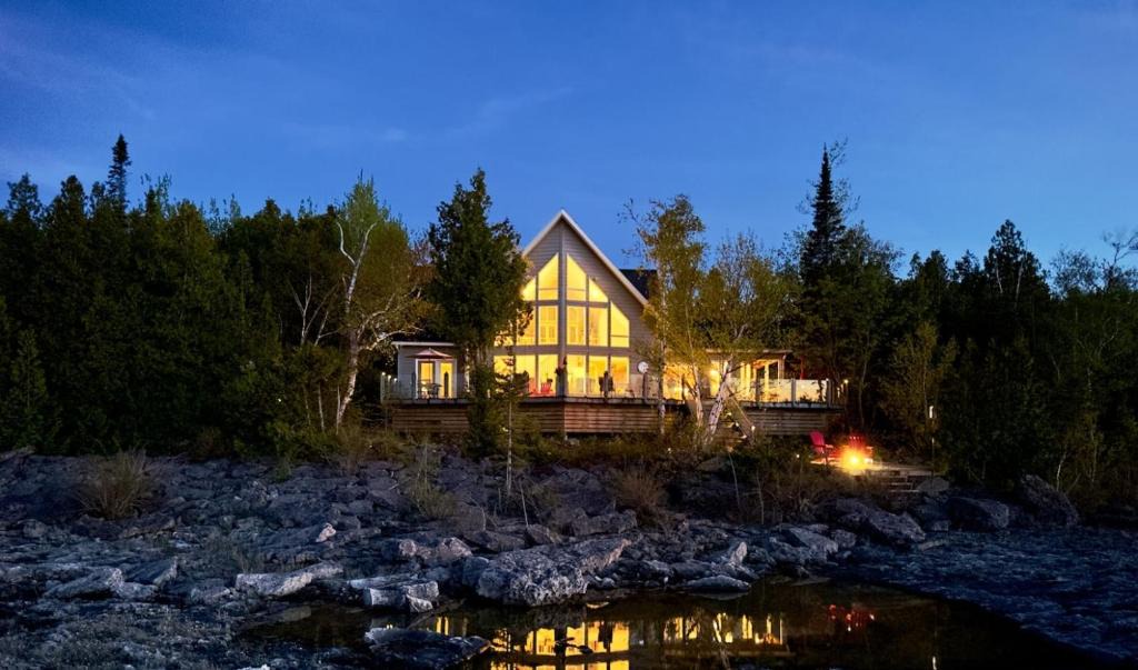 Tobermory House | Waterfront 22' Windows Starlink Kayaks