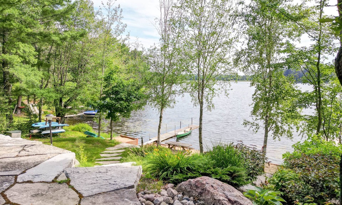 Havelock-Belmont-Methuen House | Waterfront 3-Bedroom Cottage with Hot Tub, Fire Pit, Kayaks