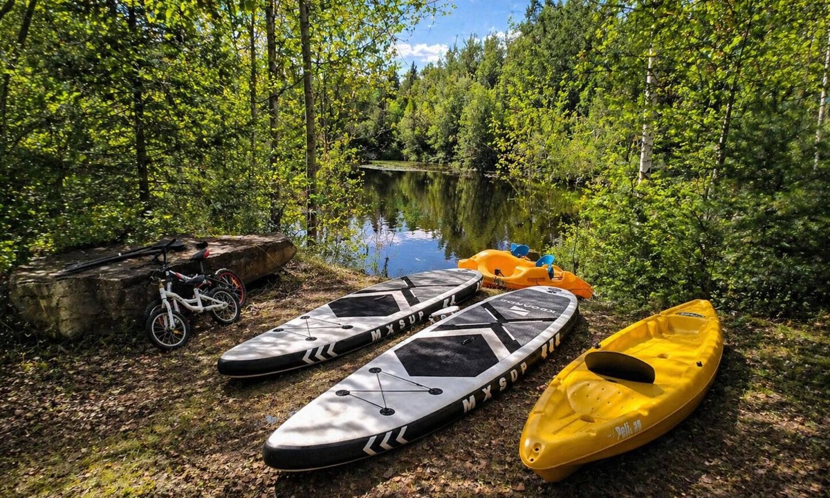 Chertsey Ski Chalet | Waterfront 4BR Chalet: Hot Tub, Kayak, 1h MTL