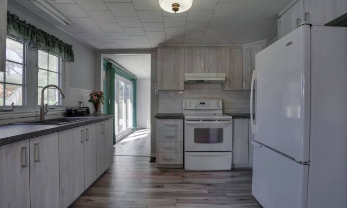 Leslie-Clapham-et-Huddersfield House | Waterfront 5 Bed /3 Bath Cottage on Farm Lake