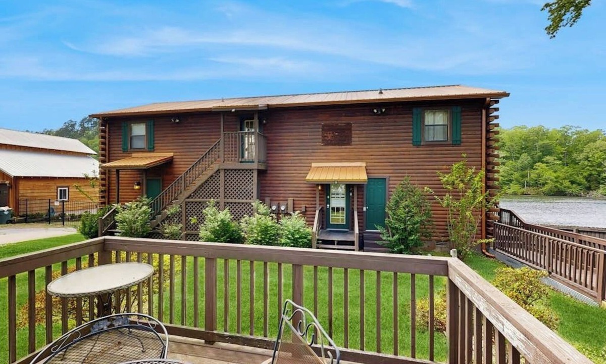 Mountain Pine Cabin | Waterfront cabin right on Ouachita River w/dock access, full kitchens and WIFI