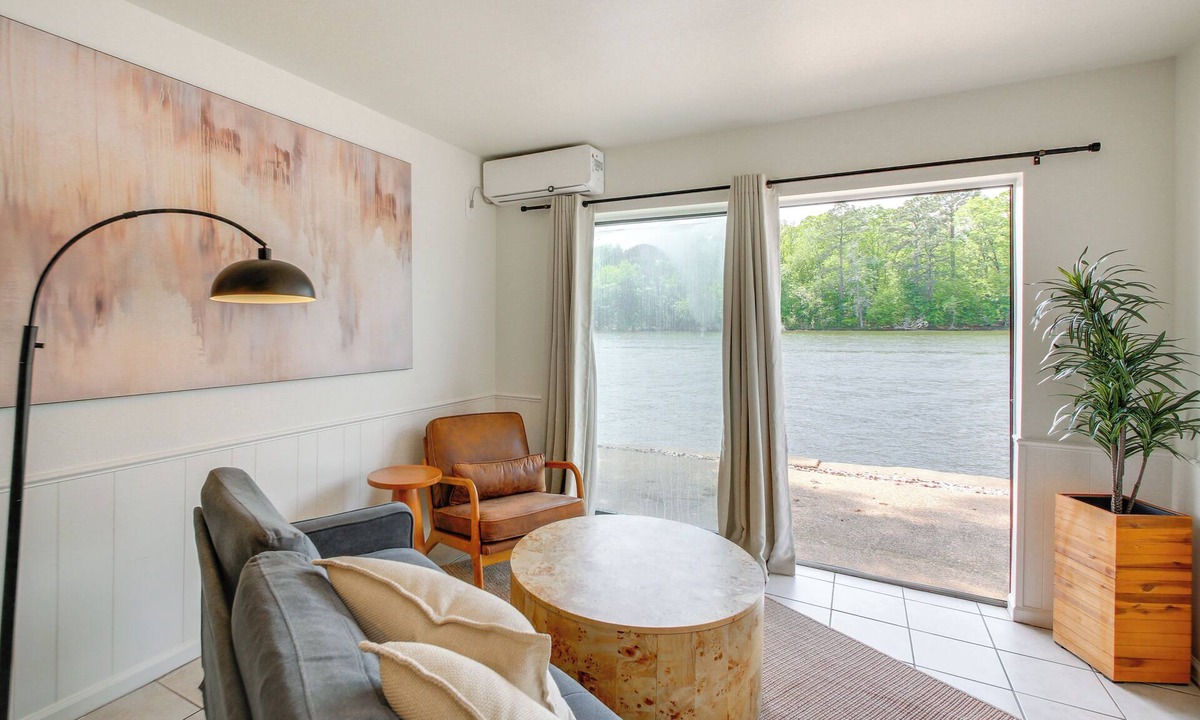 Mid America Cabin | Waterfront Couples Retreat in Hot Springs!