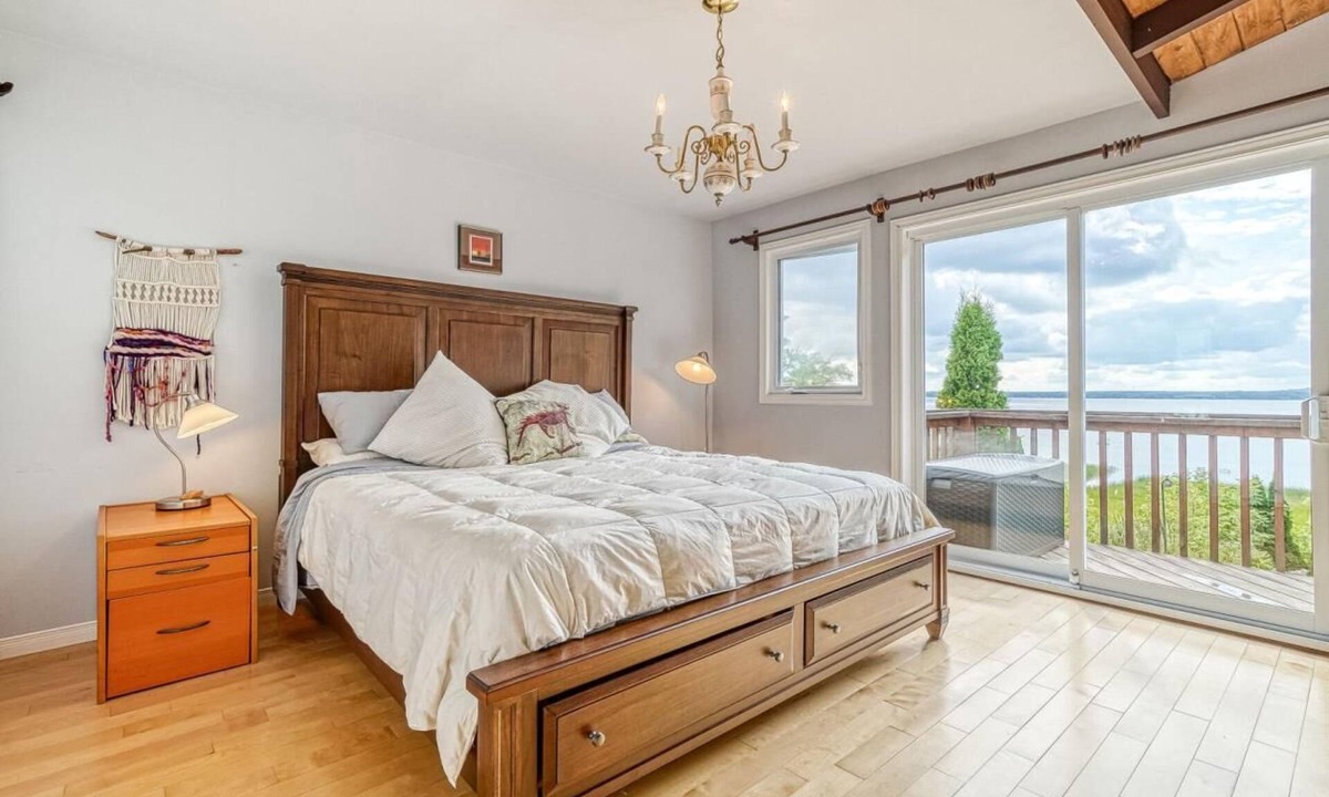 Pontiac Cottage | Waterfront Furnished 4-Season Cottage 40 min from Ottawa