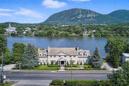 Beloeil Villa | Waterfront Mansion with Mont-Saint-Hilaire Views, Near Montreal