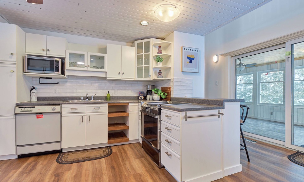 Bala Cottage | Waterfront on Butterfly Lake l Hottub l Firepit