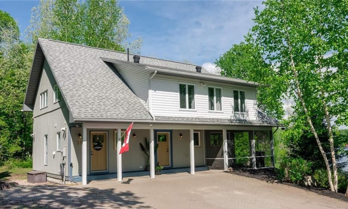 Nosbonsing Cottage | Waterfront, open concept cottage