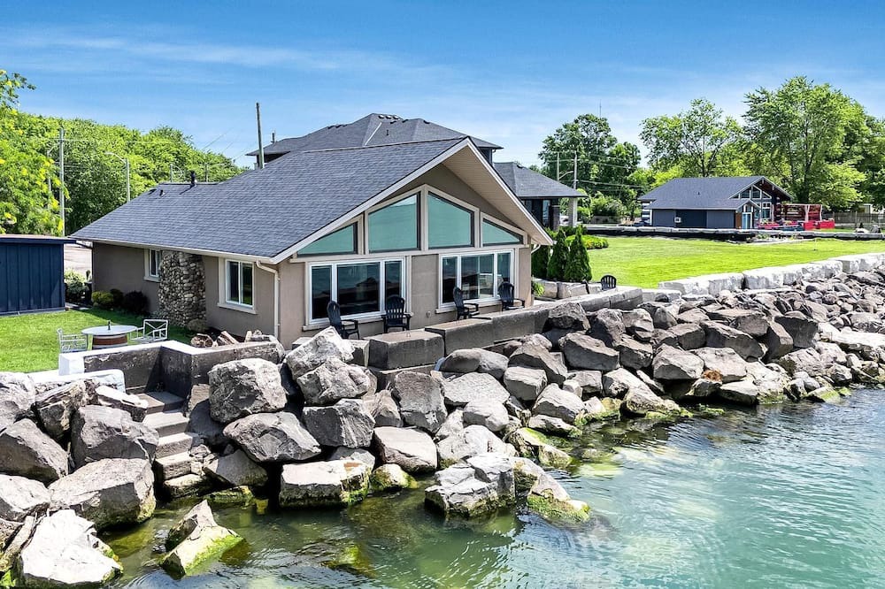 Leamington Cottage | Waterfront Relaxing Cottage Ideal to Create New Memories in Ontario